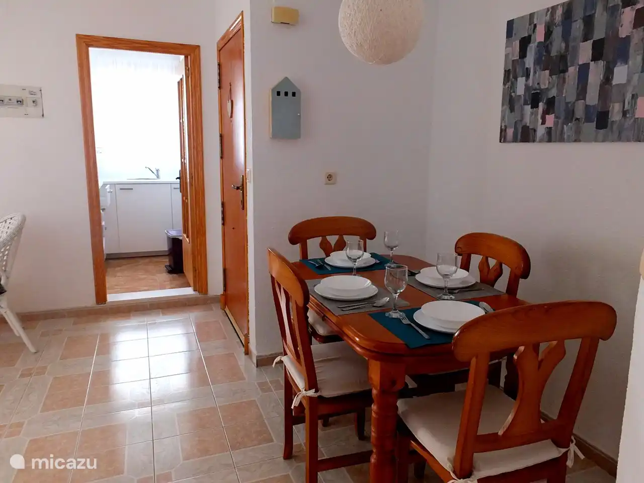 puedes comer adentro en esta mesa de comedor para 4 personas