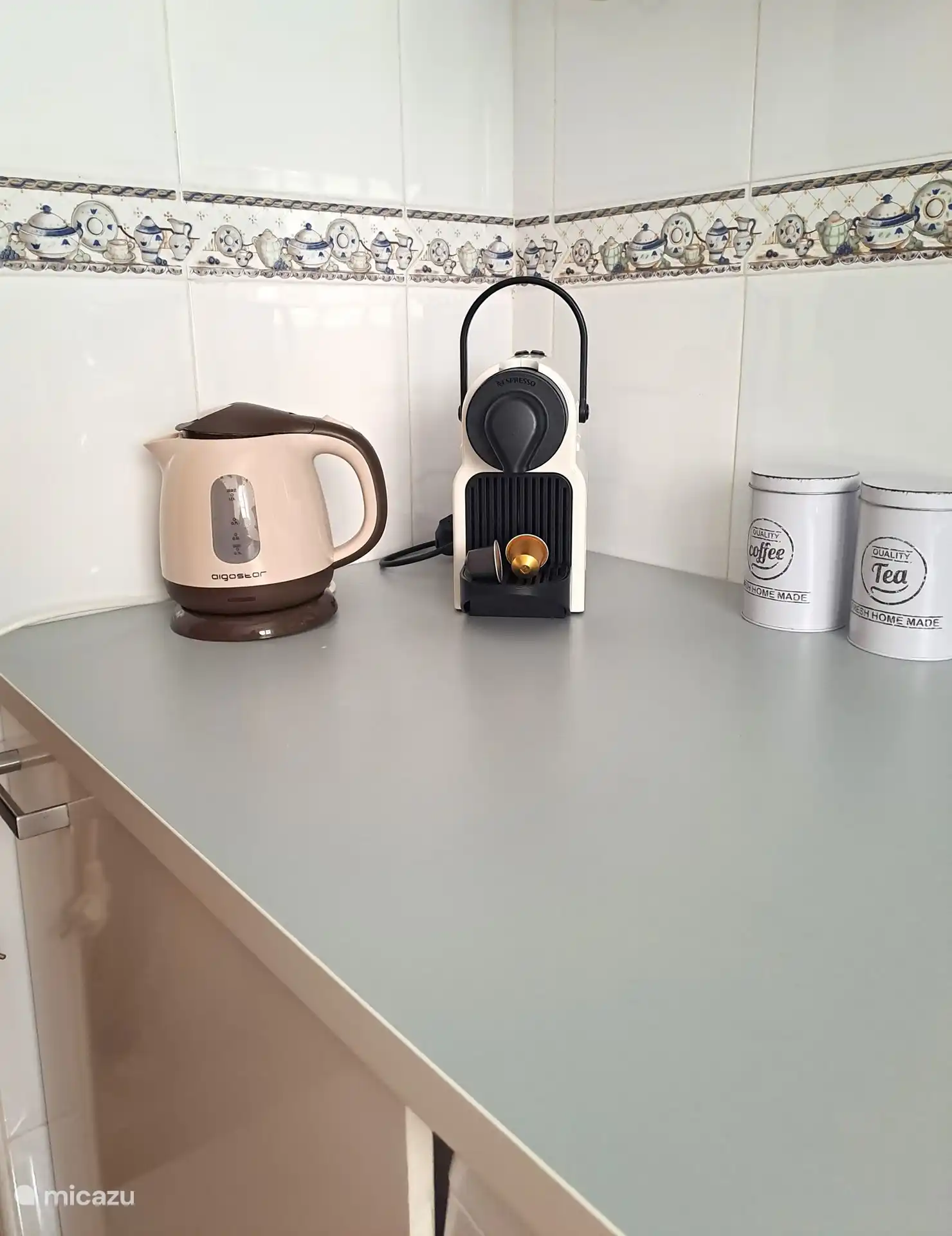 La cocina está equipada con cafetera y hervidor de agua