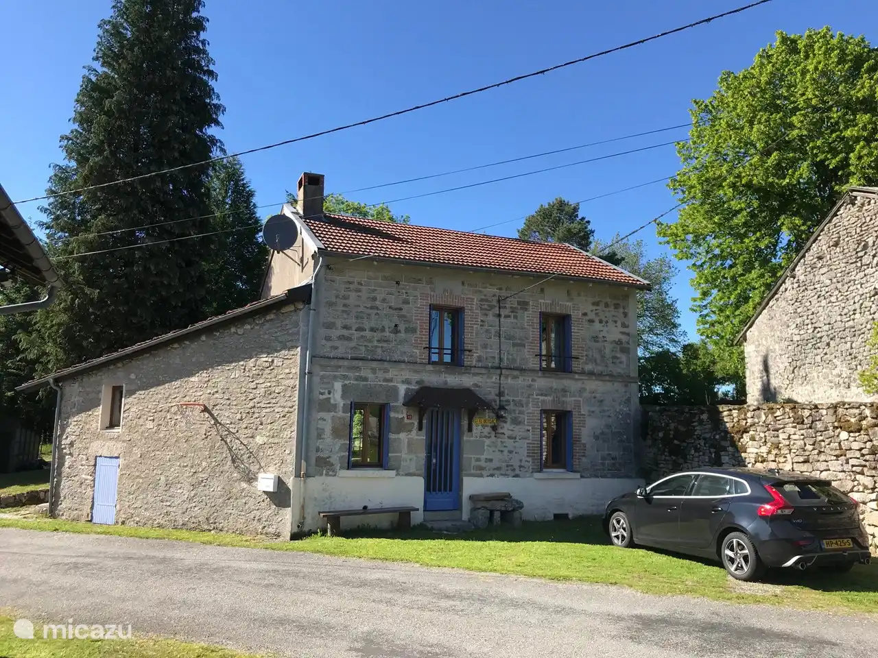 Voorzijde van de woning. Deze grenst aan de schuur van de naast gelegen school