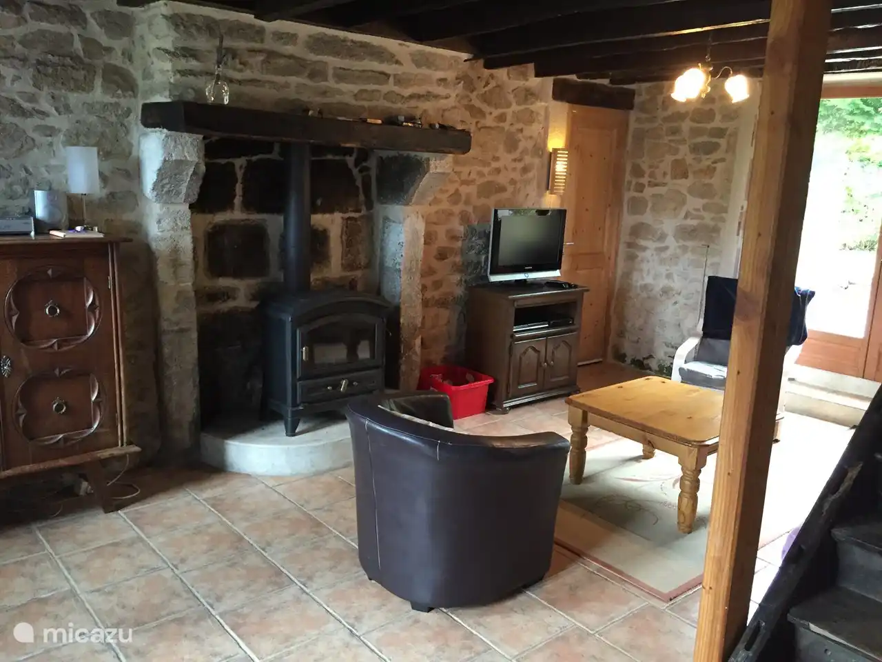 De woonkamer met houtkachel