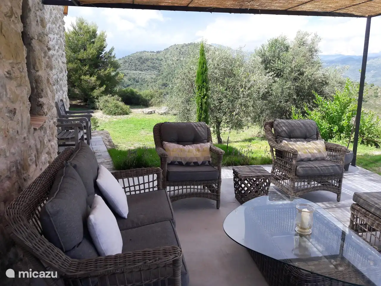 Terrasse im Obergeschoss, hinter dem Haus am Pool 