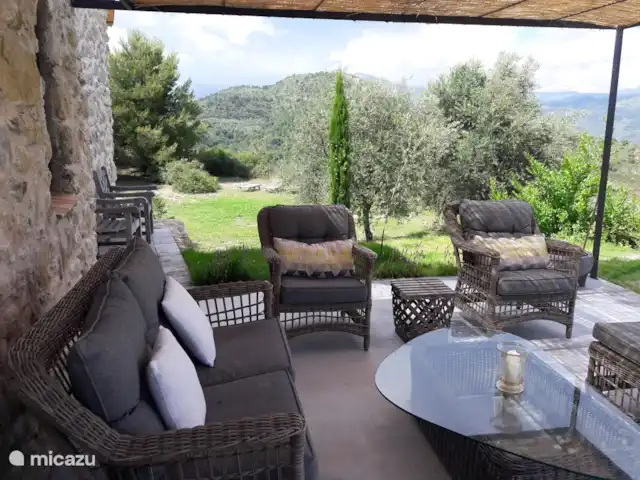 Mont Fontana | Italie, Ligurie, Camporosso Mare - maison de vacances Terrasse à l’étage, derrière la maison au bord de la piscine