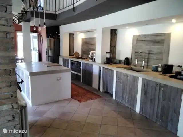 Mont Fontana | Italie, Ligurie, Camporosso Mare - maison de vacances Cuisine avec comptoir en béton...
