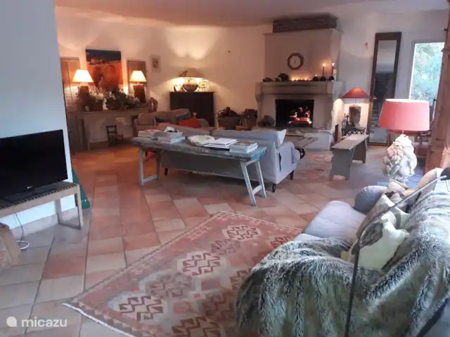 Mont Fontana | Italie, Ligurie, Camporosso Mare - maison de vacances Salon, grande cheminée avec 3 canapés