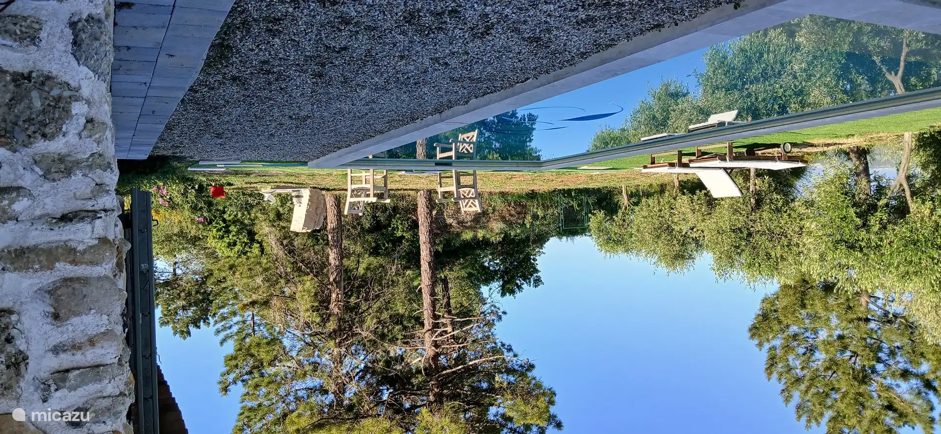 6 Sonnenliegen rund um den Pool