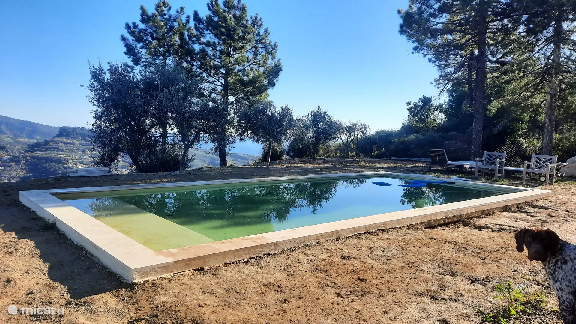 In der Ferne ist das Meer zu sehen