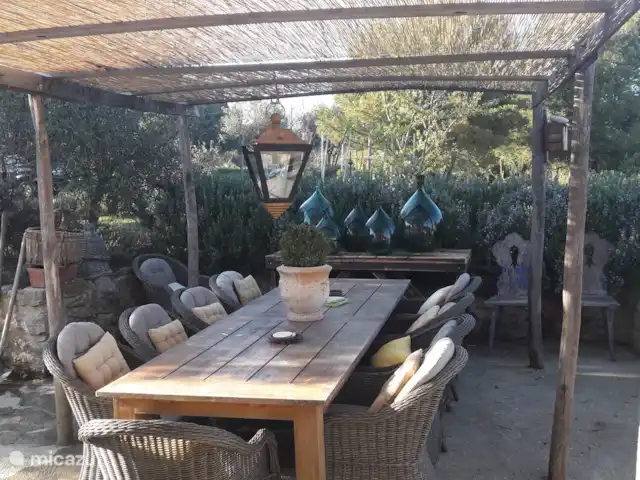 Mont Fontana | Italie, Ligurie, Camporosso Mare - maison de vacances Table + chaises à l’ombre de la pergola
