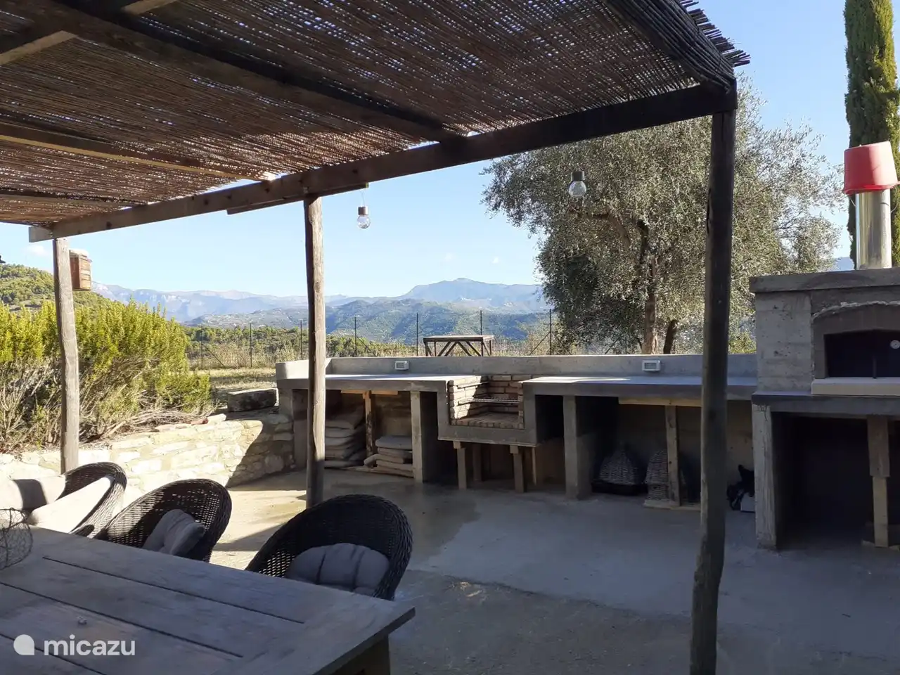 Grill und Pizzaofen auf der Terrasse im Erdgeschoss