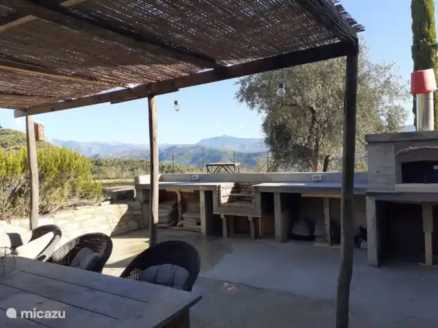 Mont Fontana | Italie, Ligurie, Camporosso Mare - maison de vacances Barbecue et four à pizza sur la terrasse en bas