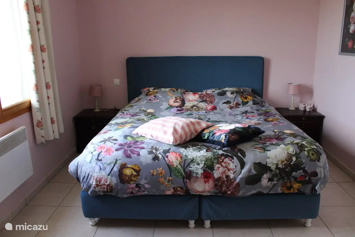 Das Hauptschlafzimmer mit einem wunderschönen Kingsize-Bett.