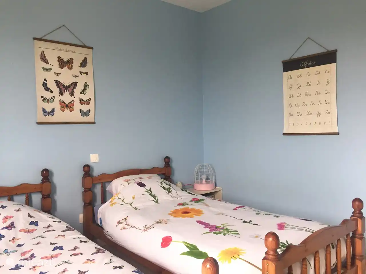 Das blaue Zimmer mit zwei Einzelbetten.