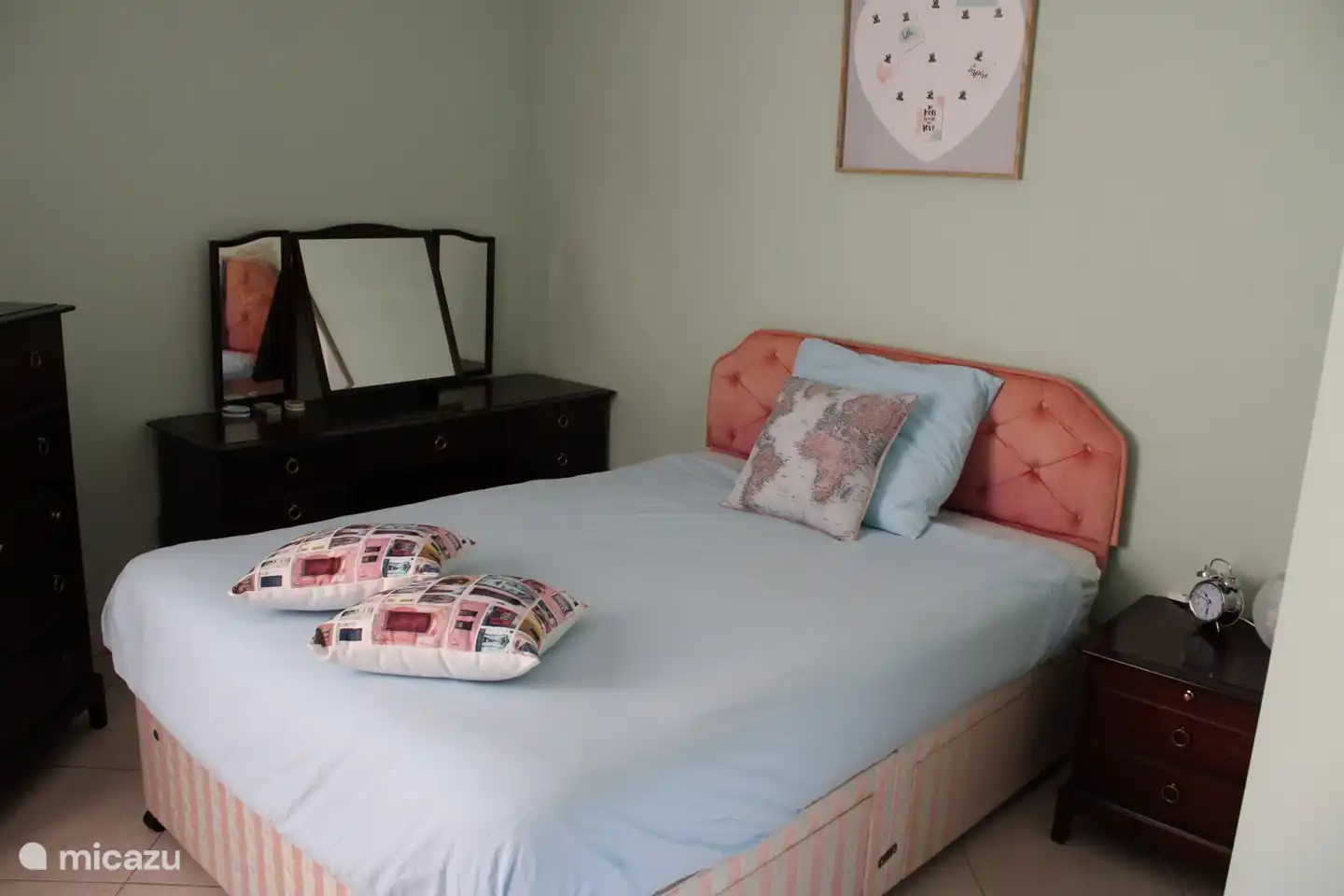 Das mintgrüne Zimmer mit dem französischen Bett.