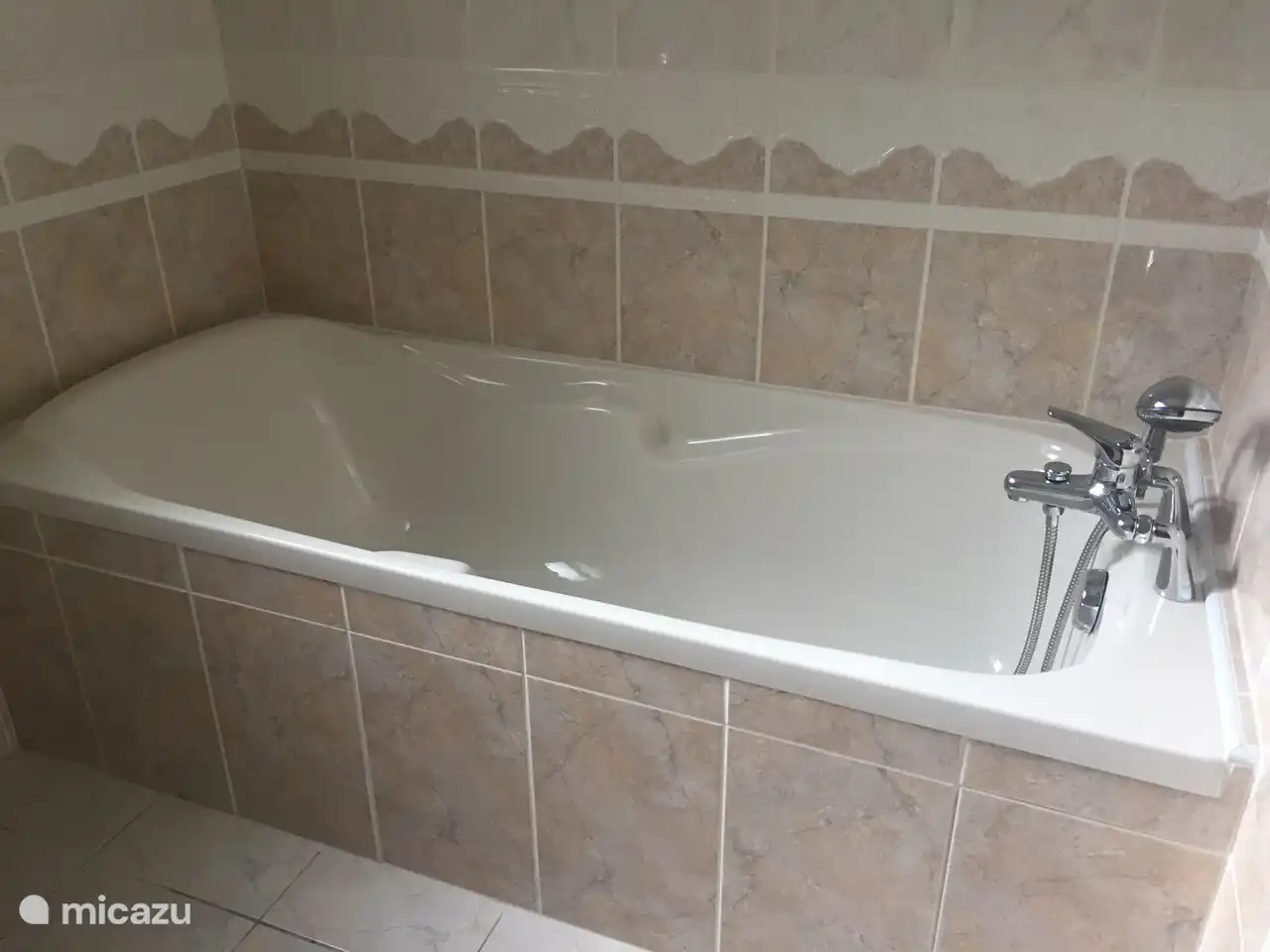 Ein schönes, großes Badezimmer mit Badewanne und separater Dusche!