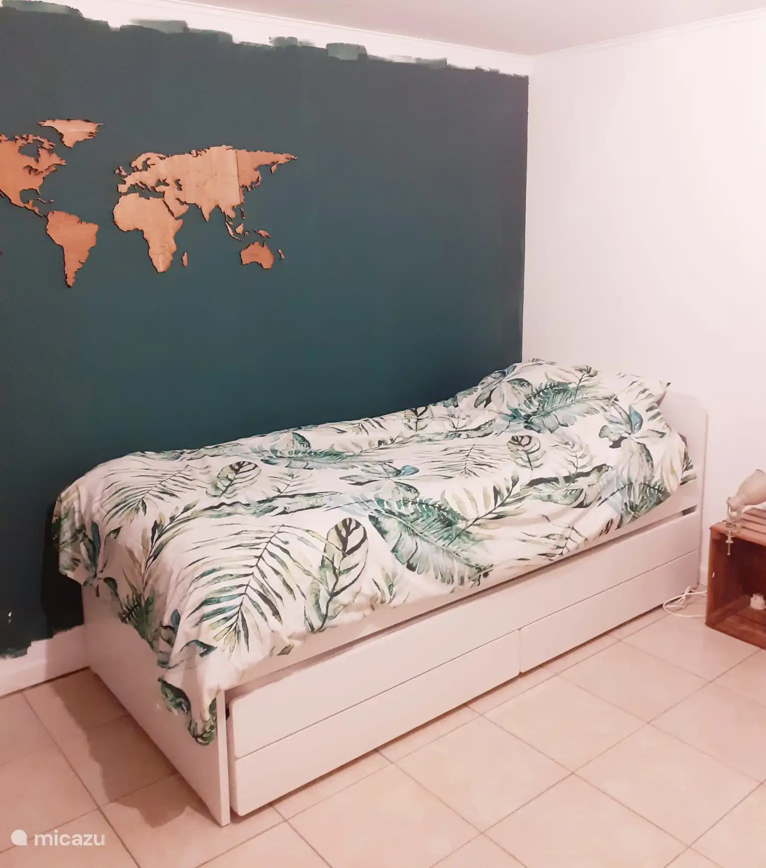 Das Schlafzimmer im Untergeschoss mit zwei Einzelbetten. Das untere Bett ist einziehbar.