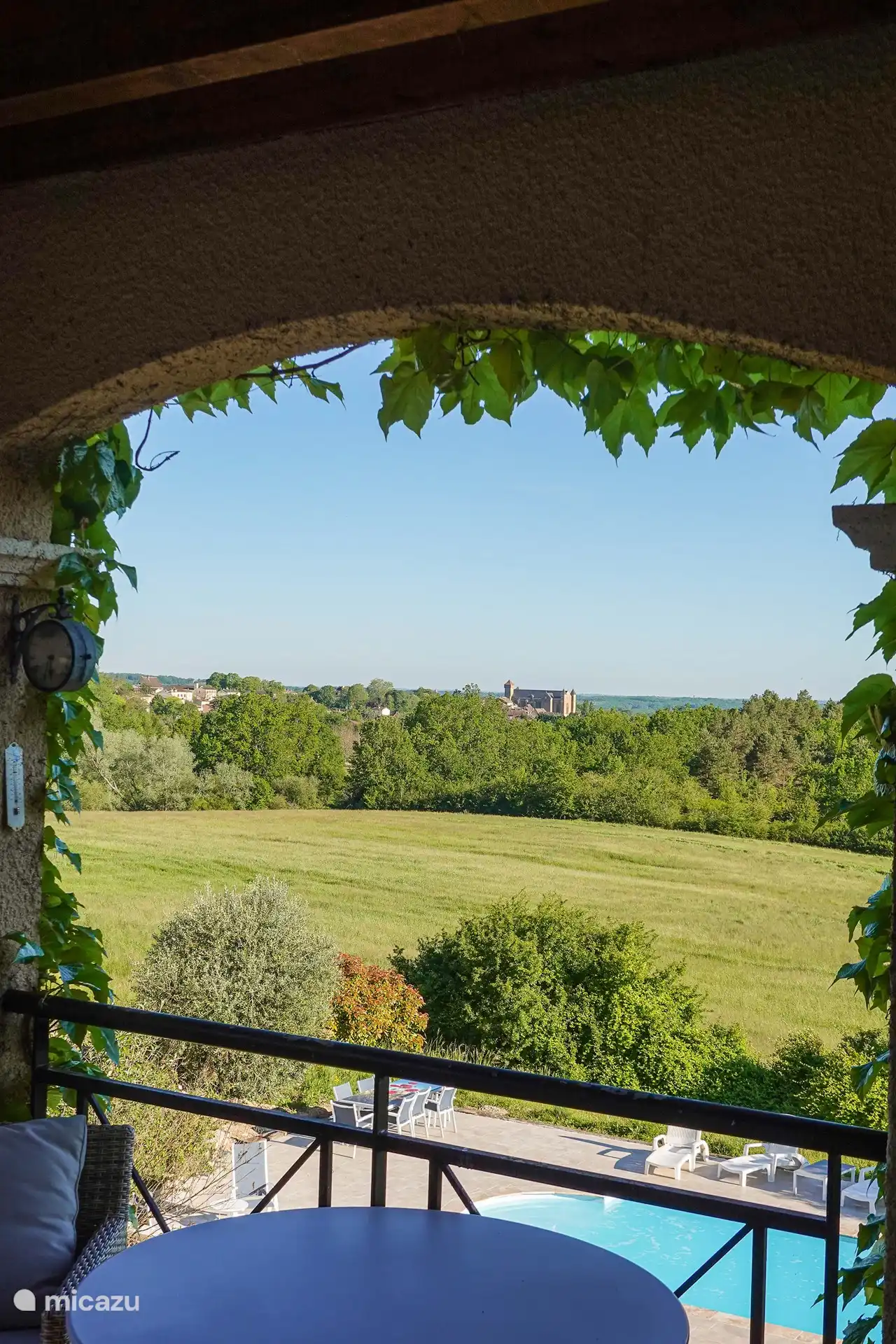 Von der Aussicht von der Veranda der Kirche von Beaumont und dem Tal werden Sie nicht genug bekommen.