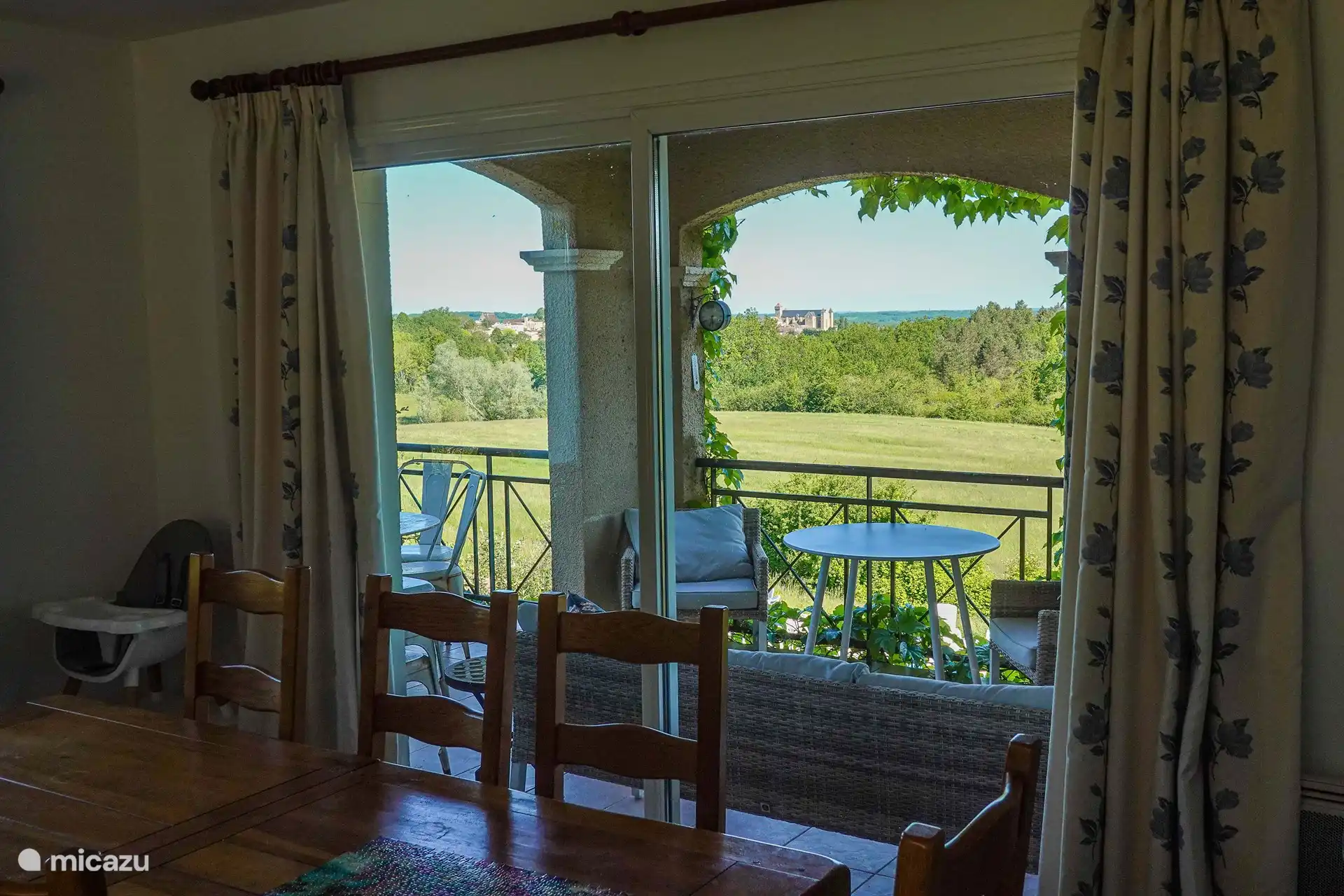 Da die Veranda windgeschützt ist, kann man hier schon sehr früh im Jahr draußen essen.