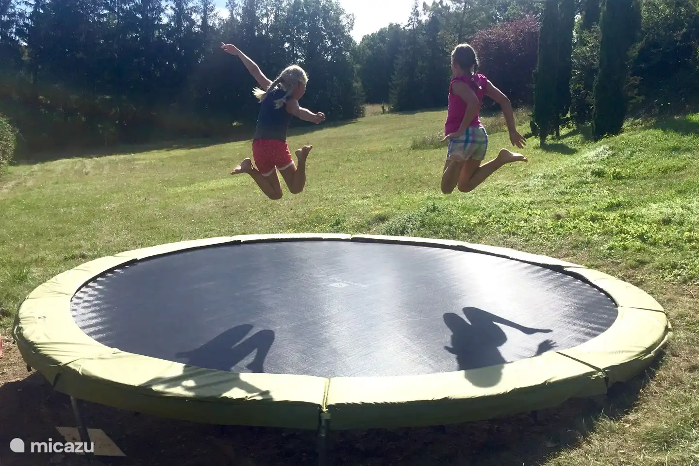 Die Kinder vergnügen sich auf dem riesigen Trampolin.