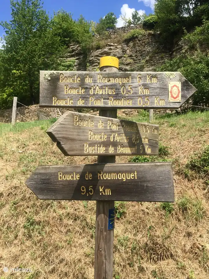 Überall in der Dordogne sind die Wanderrouten an den gelben Pfosten und Wegweisern zu erkennen. Eine Wanderroutenkarte ist im Ferienhaus kostenlos erhältlich.