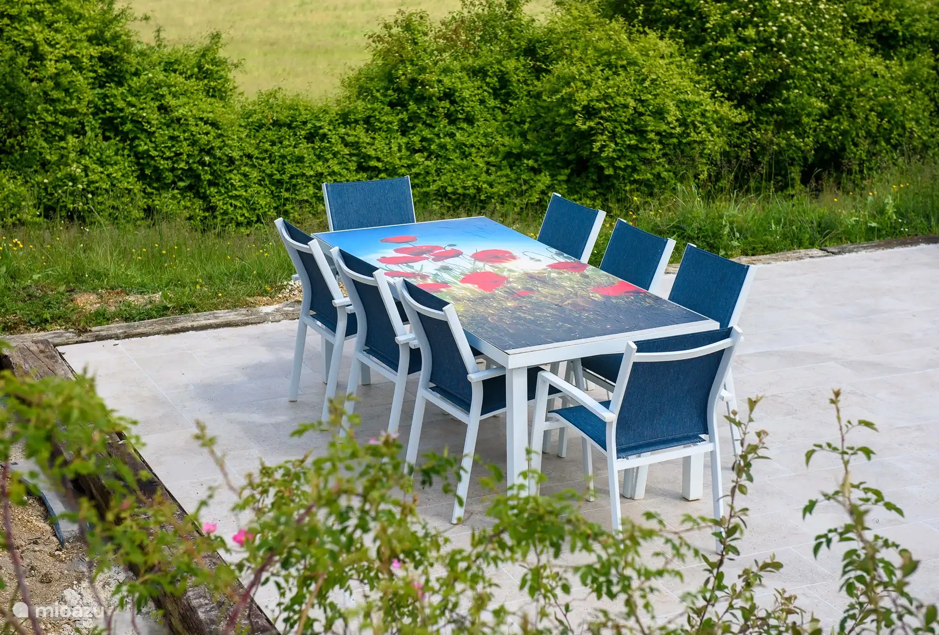 Es gibt auch viel Platz im Erdgeschoss am Pool, um draußen zu essen oder etwas zu trinken.