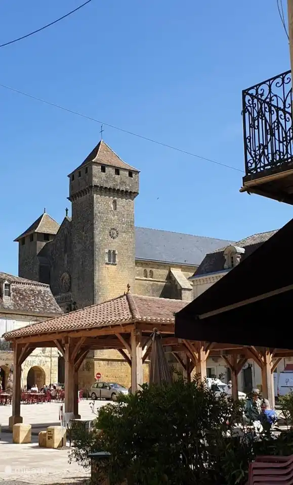 Der Marktplatz von Beaumont-du-Périgord.