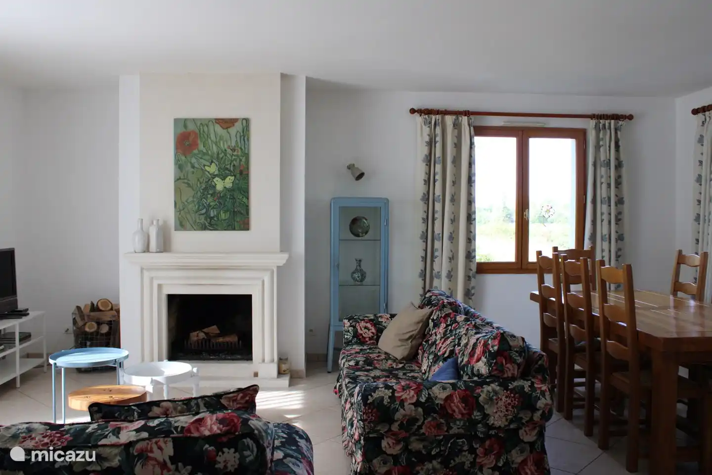 Auch innen ist genügend Platz im gemütlichen Wohnzimmer.