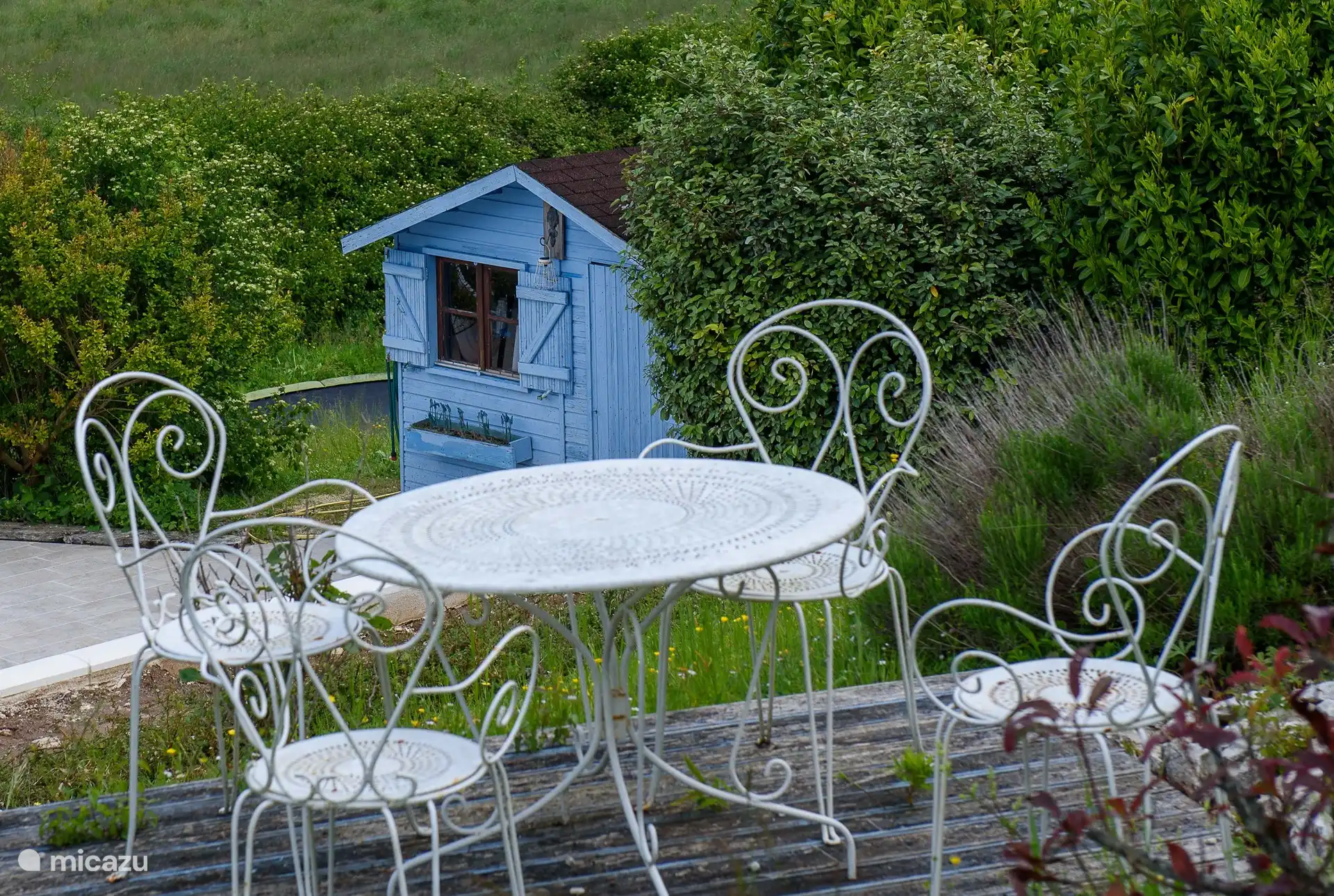 Der französische Flohmarkt findet im Sommer jeden Mittwoch im Dorf statt.