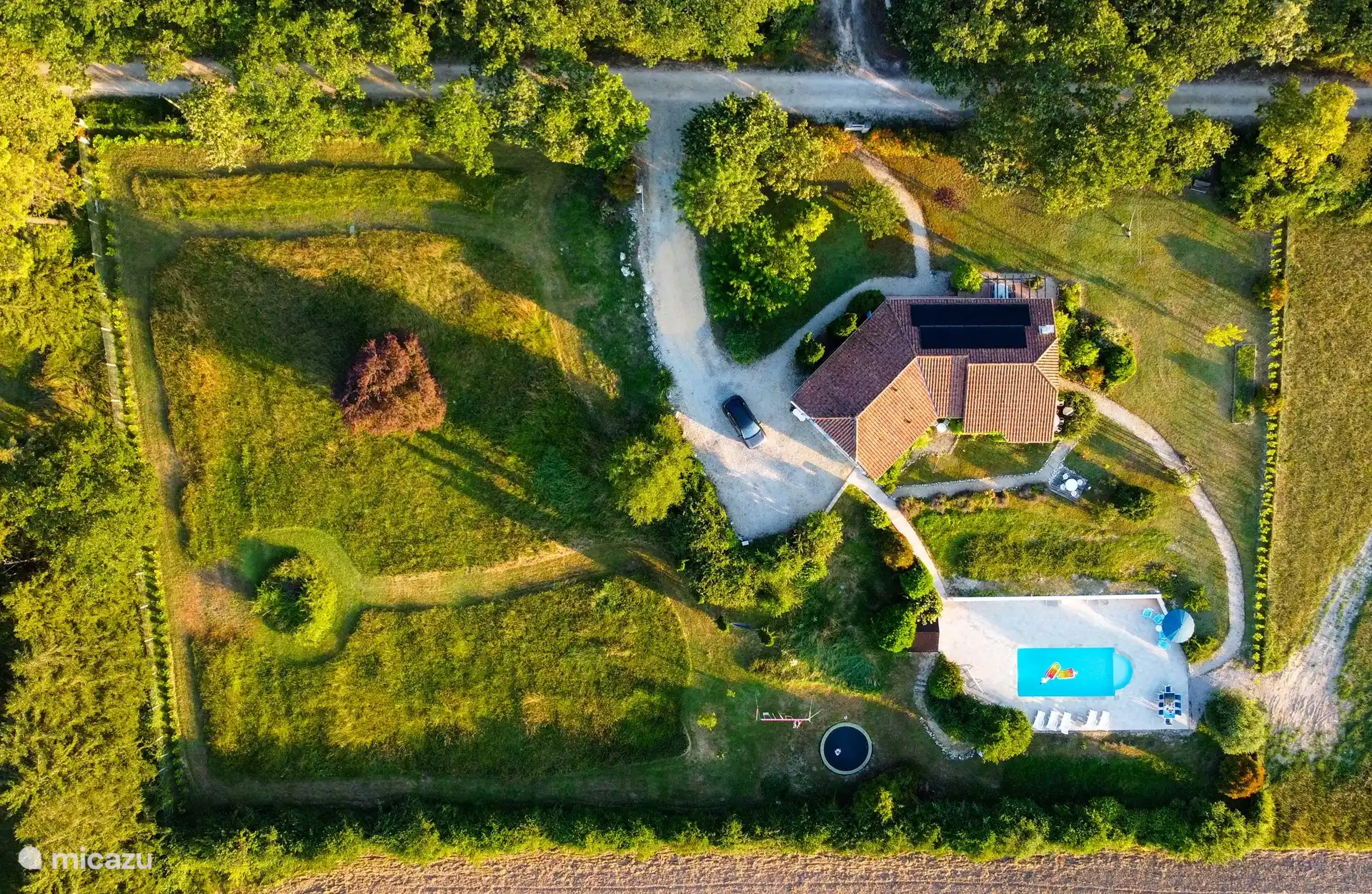Draufsicht auf das Grundstück. Auf diese Weise können Sie deutlich sehen, wie viel Arbeit im Garten und auf der Terrasse geleistet wurde.
