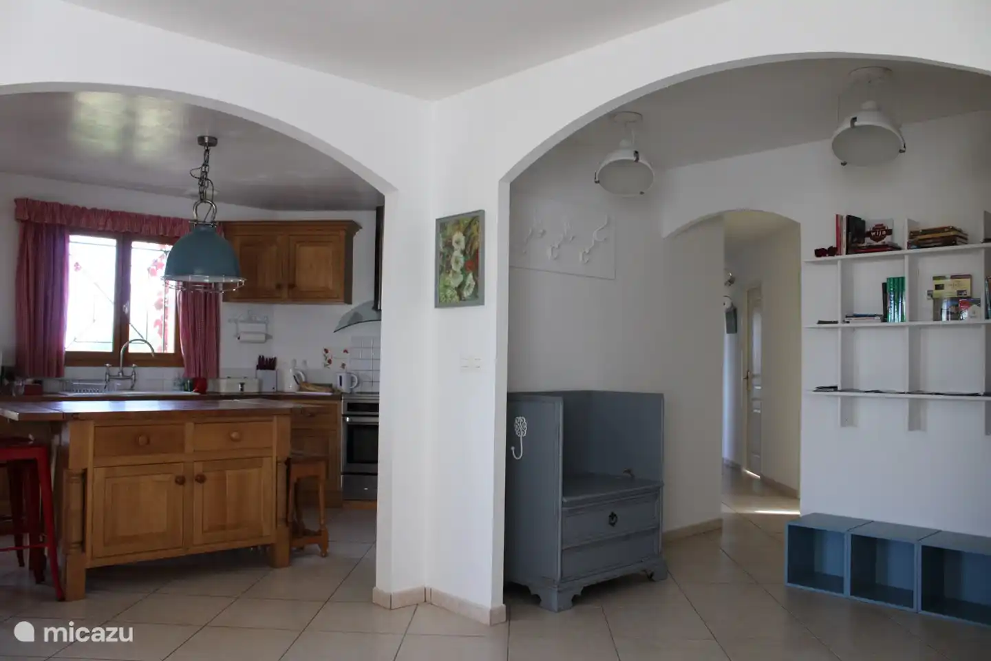 Das gesamte Ferienhaus ist hell gefliest.