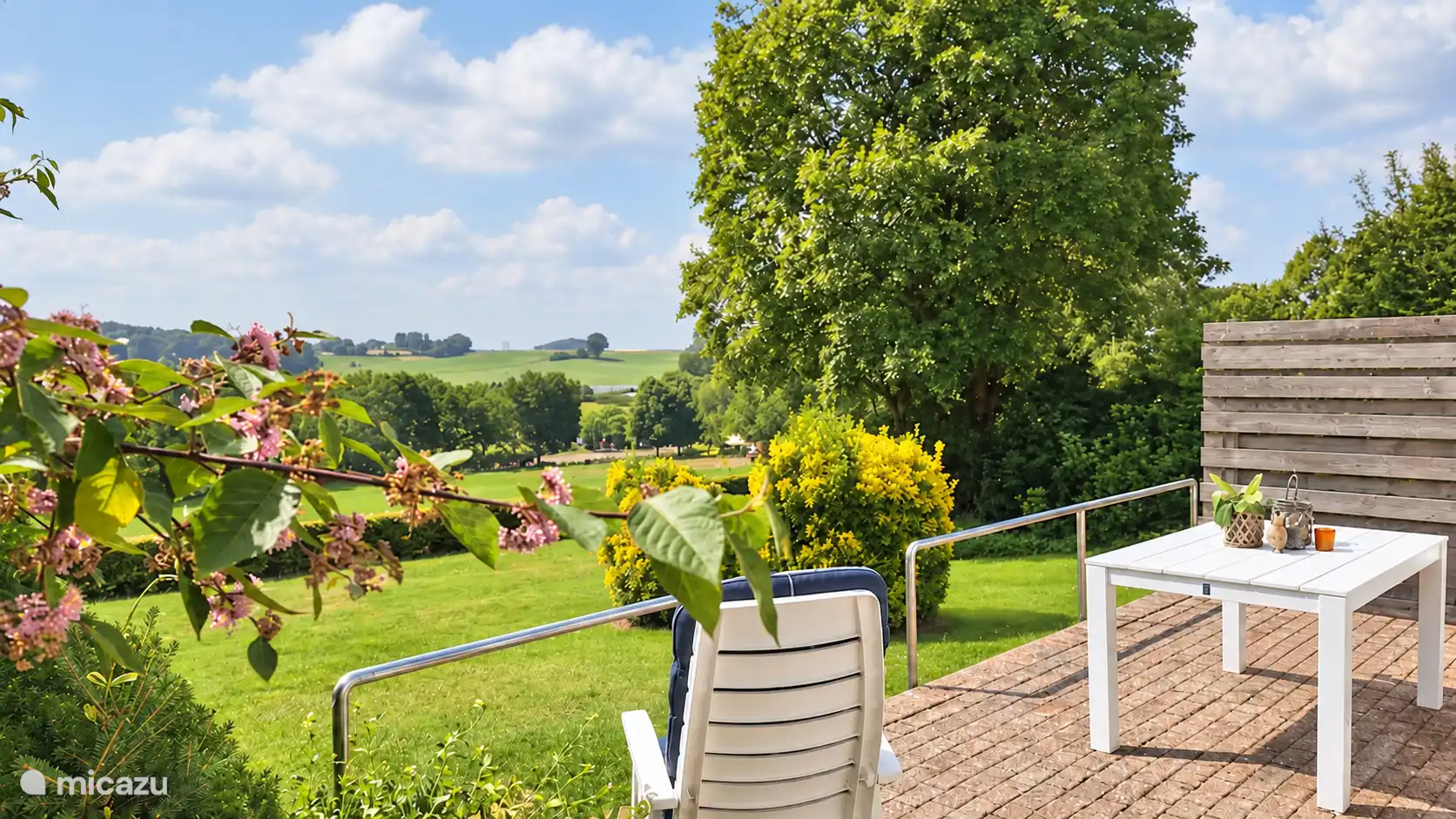 Zie je jezelf hier al zitten? Lekker ontspannen in je tuinstoel, met de Limburgse heuvels als uitzicht.