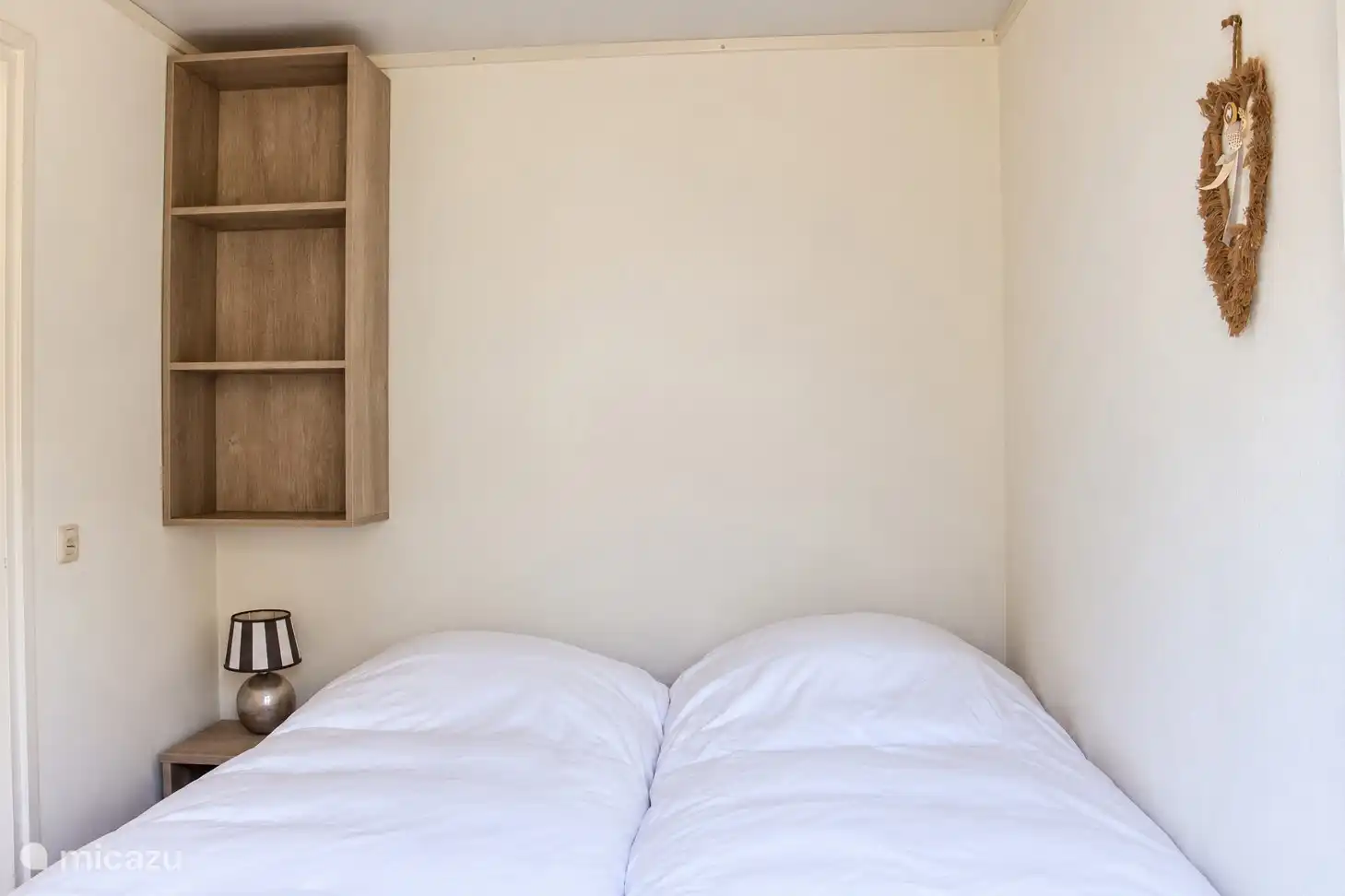Met één klik schuif je het bed onder het andere bed.