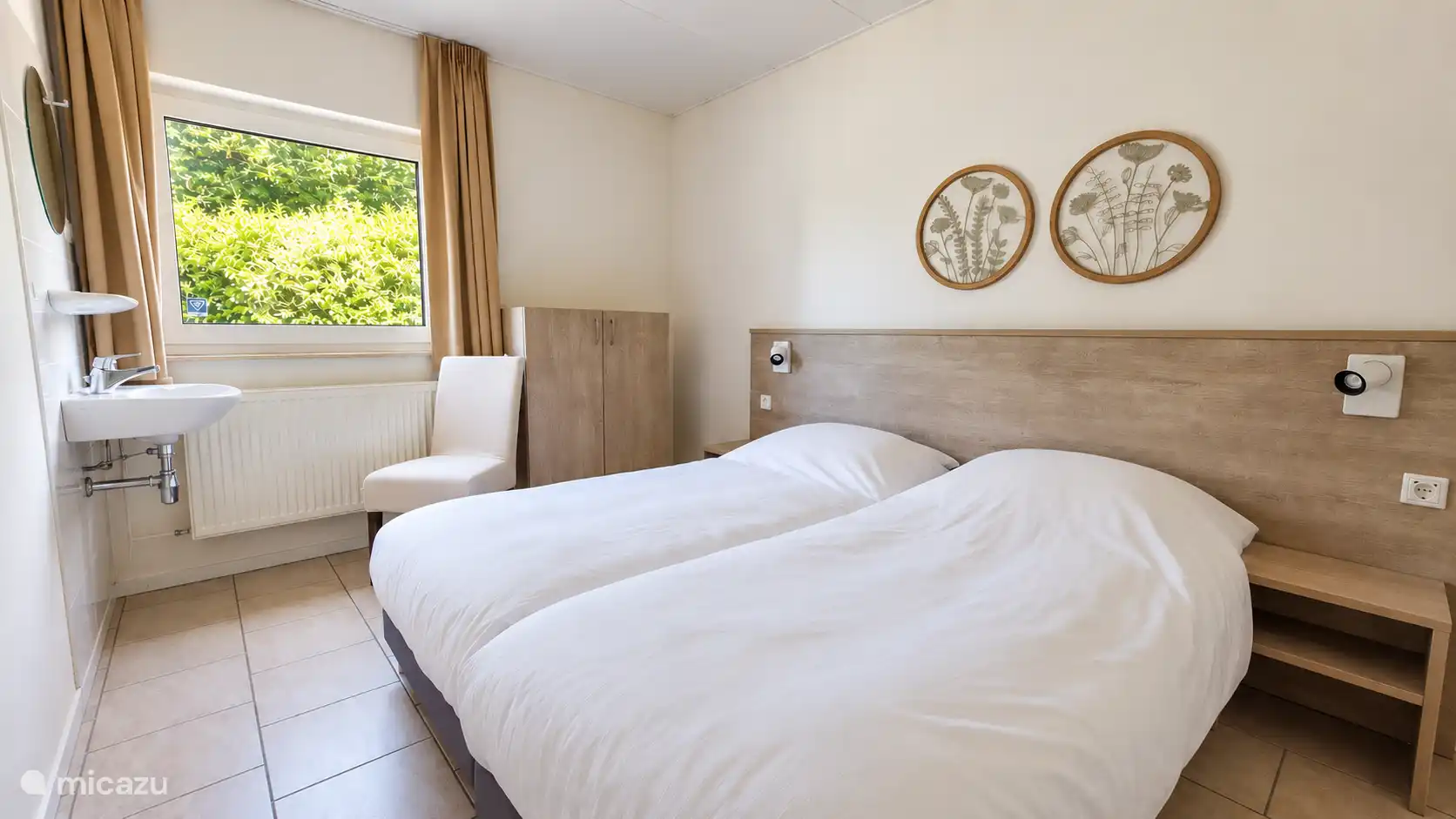 slaapkamer met wastafel