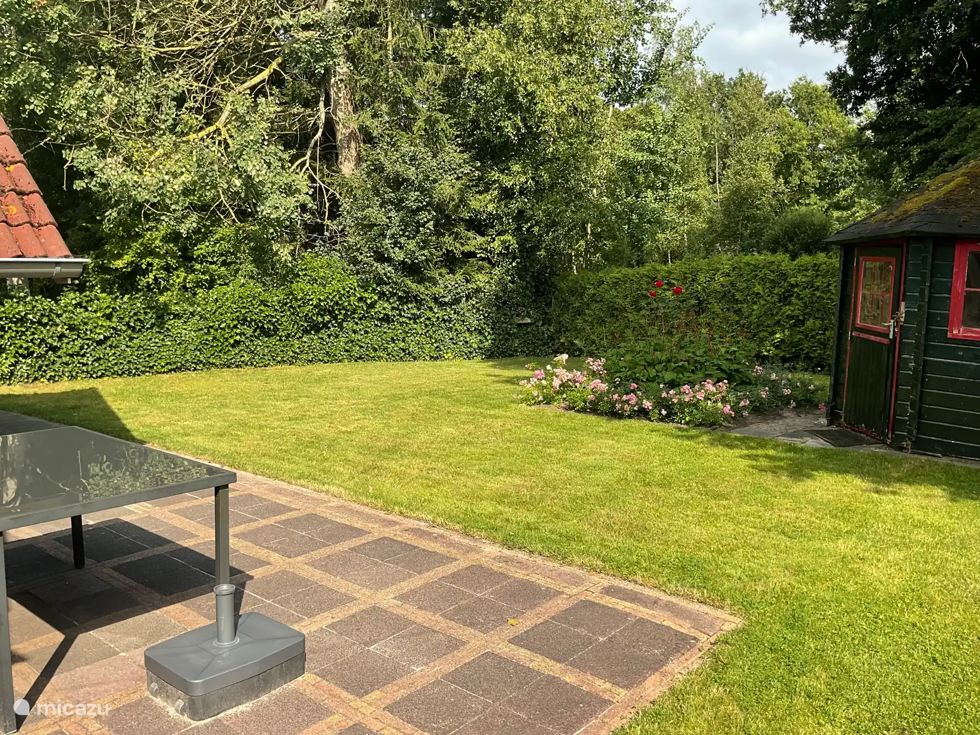 Garten zurück mit neu angelegtem Blumenbeet. 