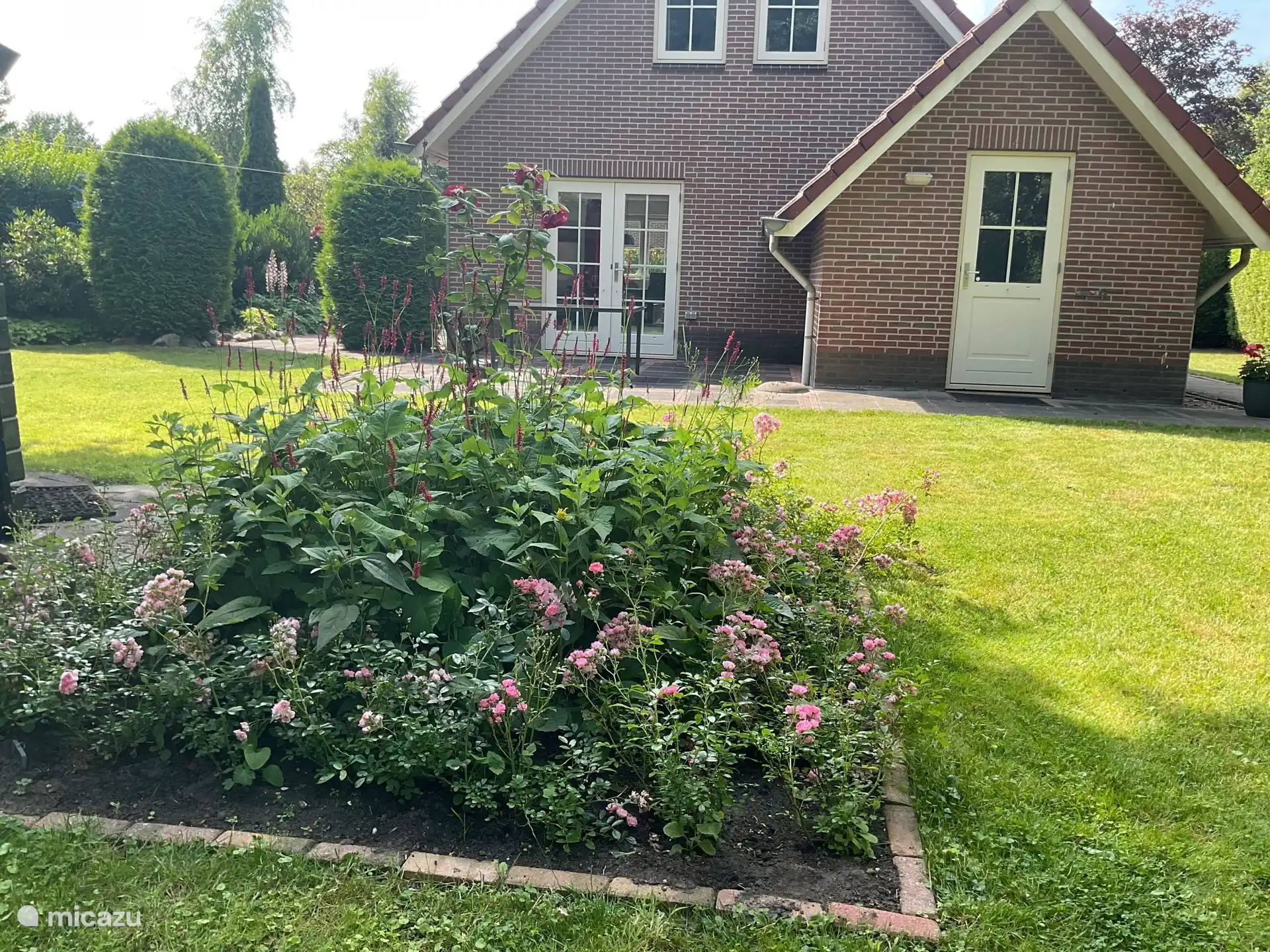 Rückseite des Hauses mit neuem Blumenbeet.