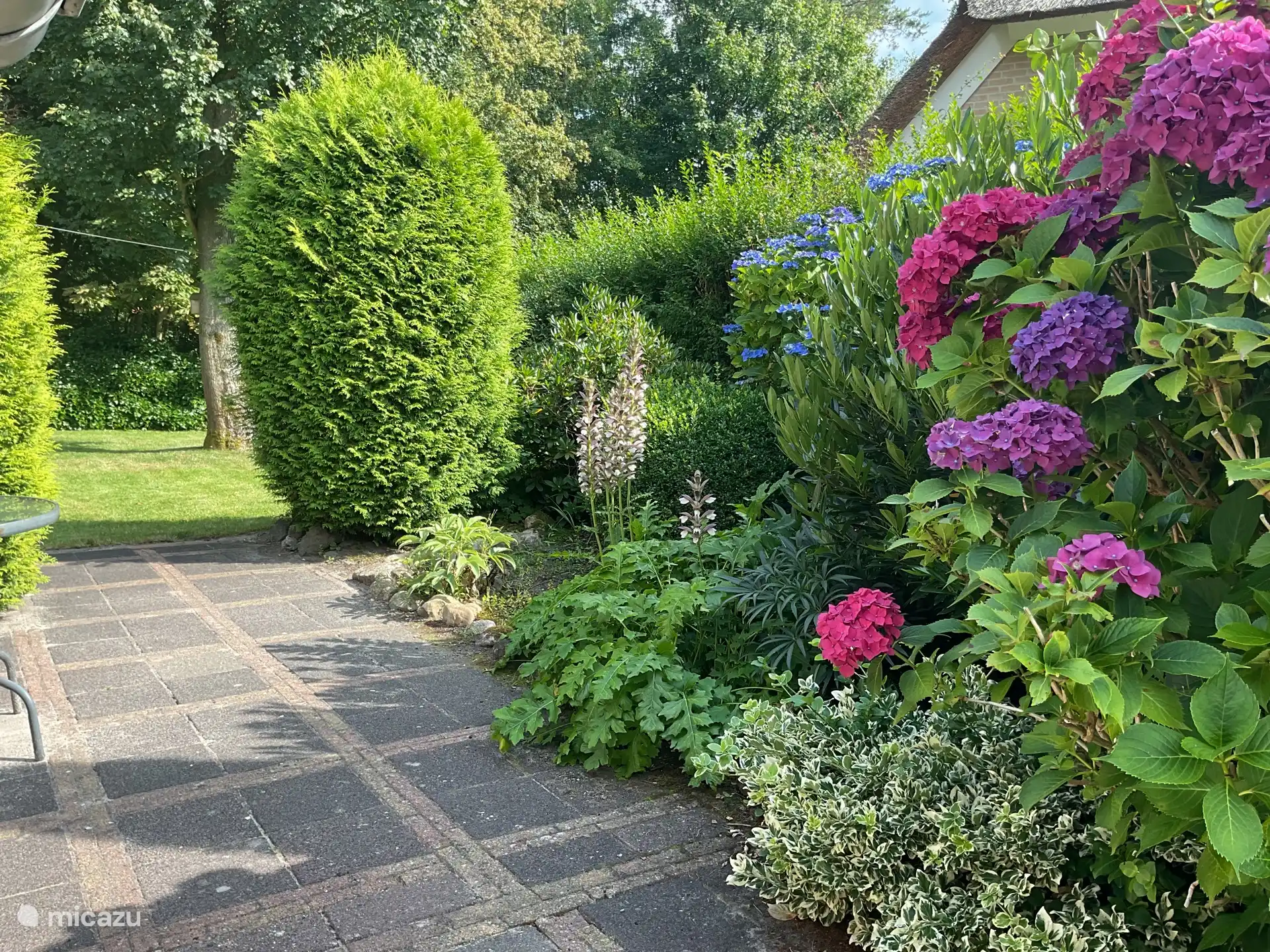 Gartenhaus mit Terrasse.