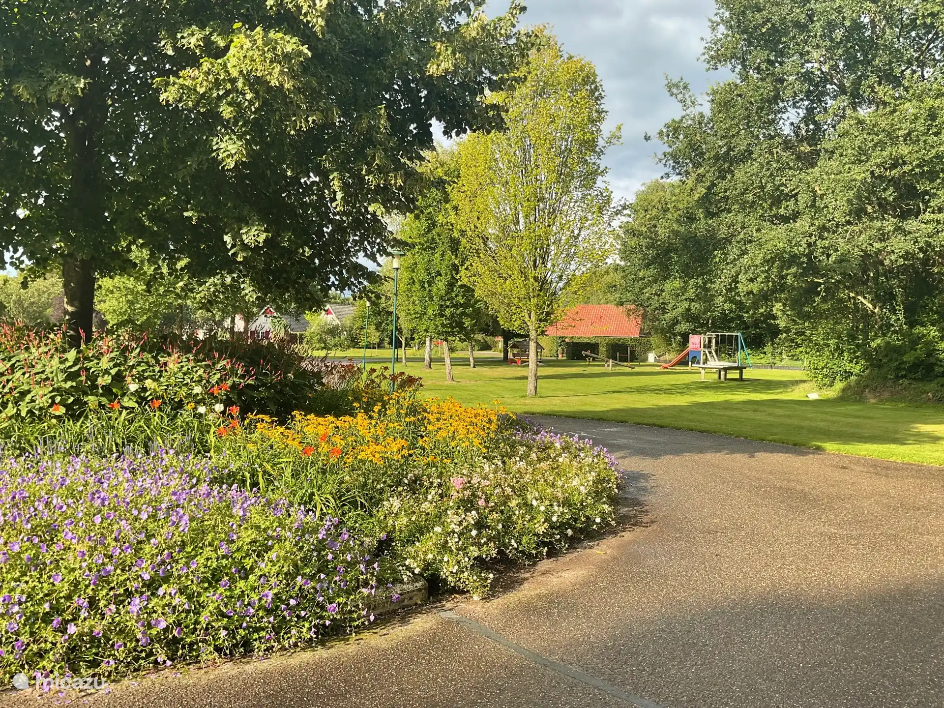 Kreisverkehr mit Blick auf den Spielplatz für die Kleinen.