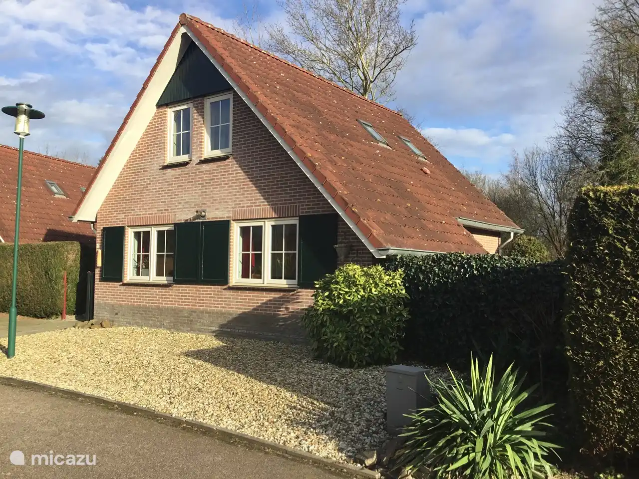 Vorderseite des Ferienhauses. Der sonnige Garten befindet sich auf der Rückseite.