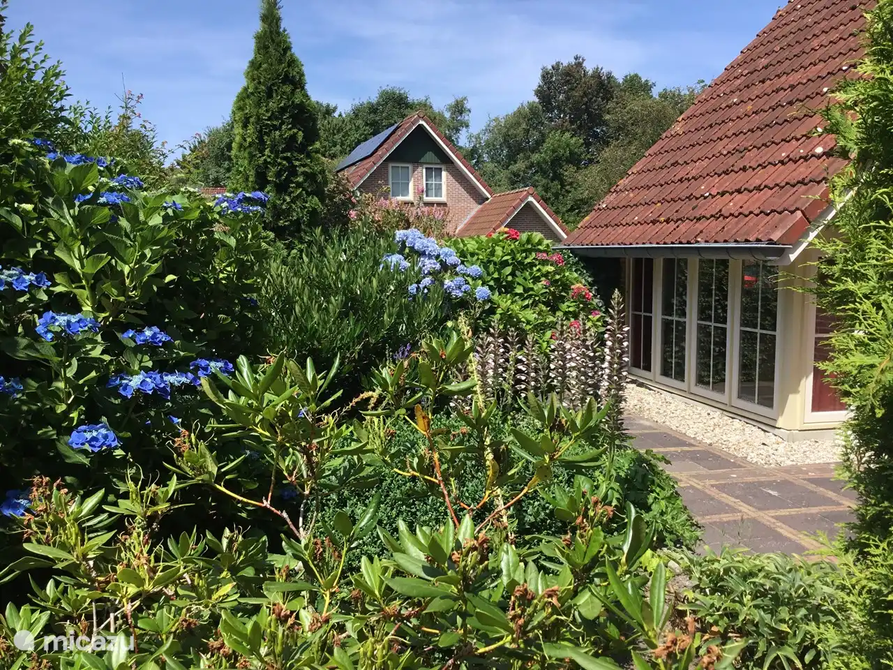 Garten an der Seite.