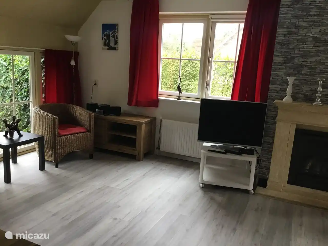 Die andere Seite des Wohnzimmers mit dem Erkerfenster. Hier können Sie am Ende des Nachmittags noch die letzten Sonnenstrahlen geniessen.