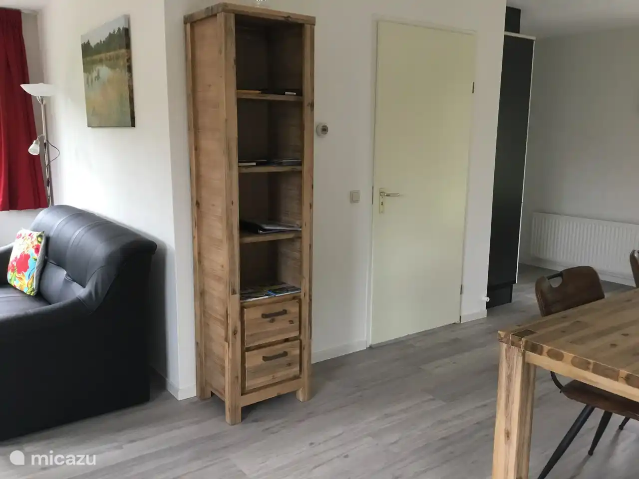 Fotografiert vom Wohnzimmer zur Flurtür.