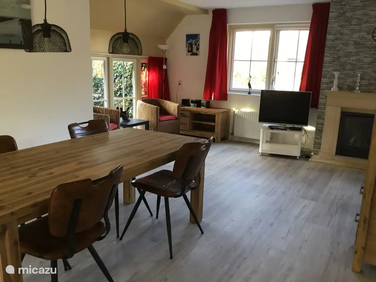 Foto vom Essbereich zum Erkerfenster.