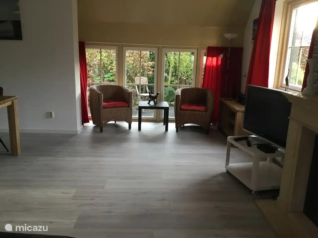 Ein weiteres Foto des Erkerfensters. Ein sehr schöner platz im Ferienhaus. Links ist der Essbereich.