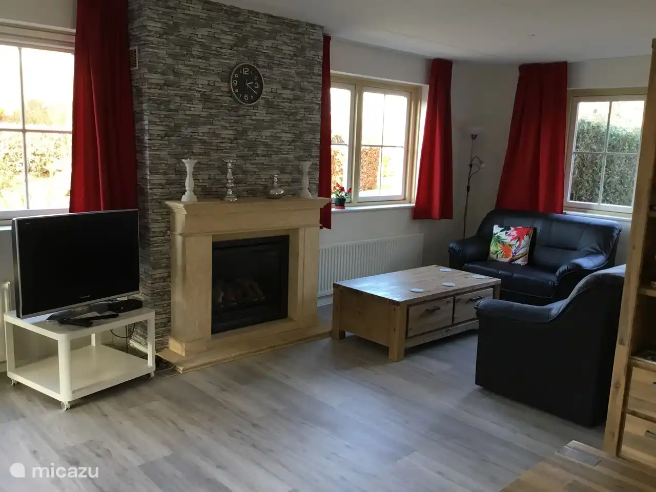 Foto vom Essbereich zum Wohnzimmer.