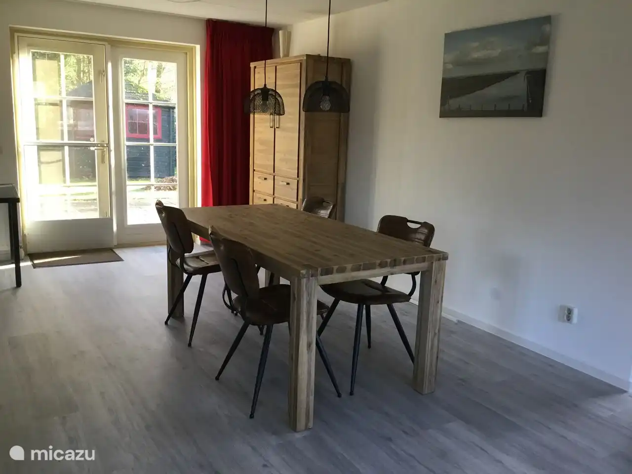 Der Essbereich. Sie haben Zugang zum Garten durch die offenen Terrassentüren.