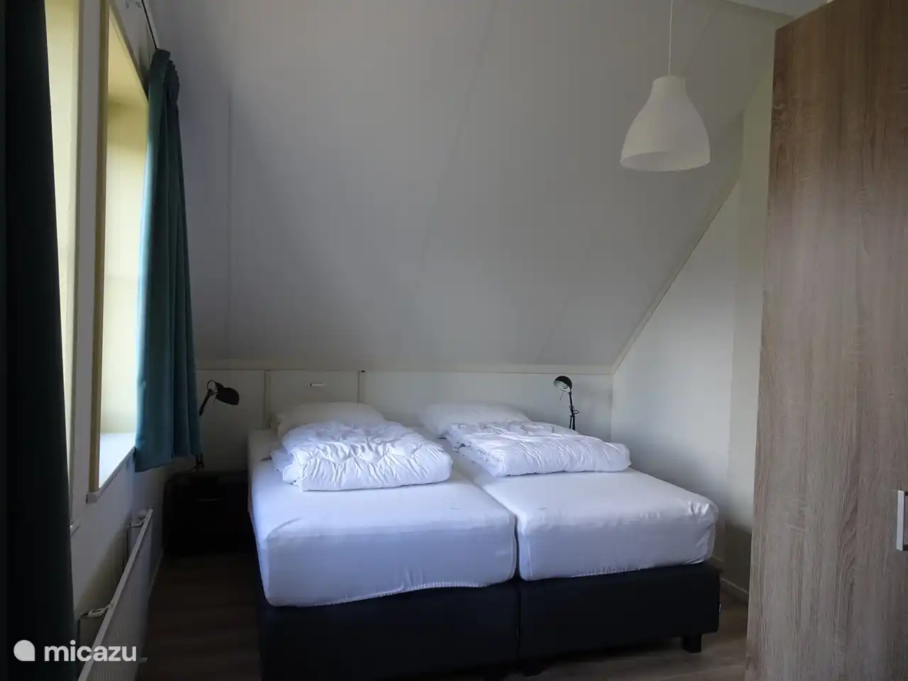 Im vorderen Schlafzimmer befinden sich zwei schöne Boxspringbetten, zwei Nachttische mit Leselampe, ein Schrank mit Kleiderbügeln, Regale und drei Schubladen. Verdunkelungsvorhänge.