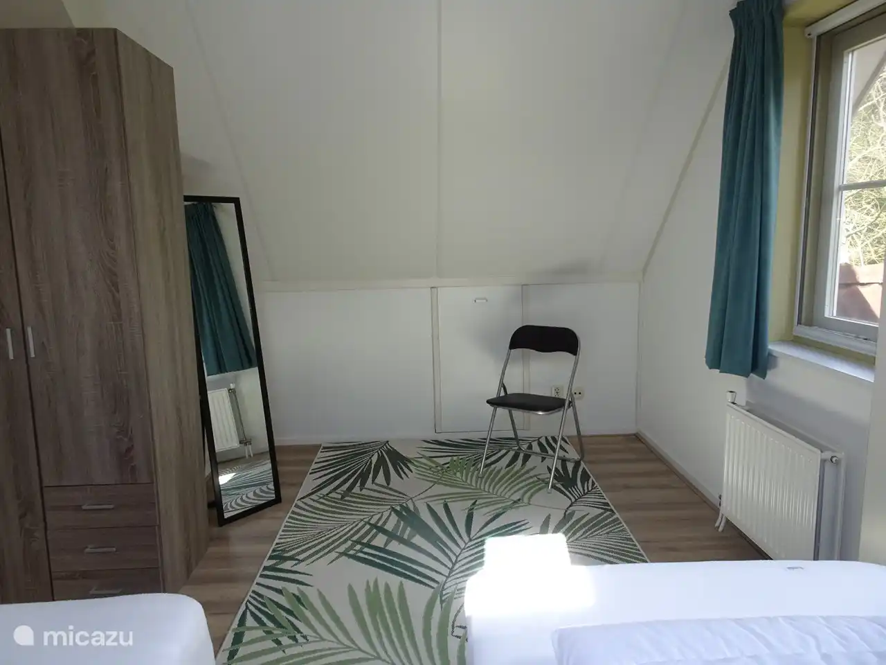 Im hinteren Schlafzimmer, dem größten, befindet sich ein Schrank mit Kleiderbügeln und Regalen sowie drei Schubladen, ein Ganzkörperspiegel und ein Stuhl. Verdunkelungsvorhänge.