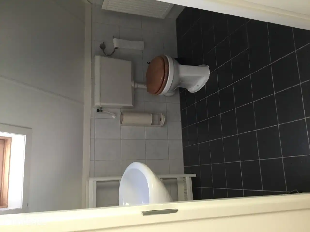 Im Badezimmer gibt es ein Waschbecken, eine Dusche und eine zweite Toilette. Das Badezimmer befindet sich im ersten Stock wie auch die beiden Schlafzimmer.