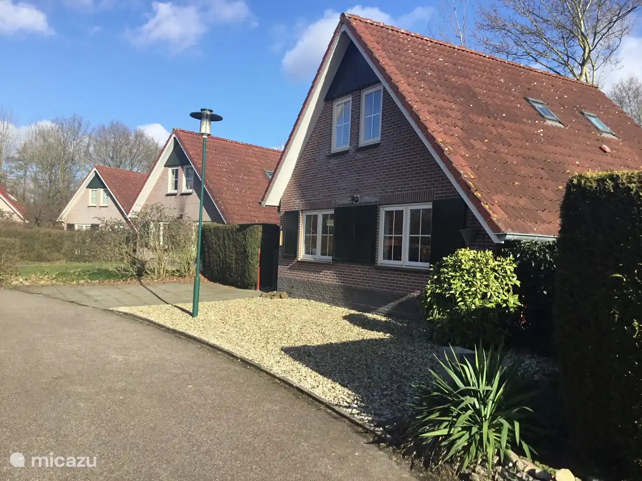 Vor dem Ferienhaus. Sonniger Garten hinten