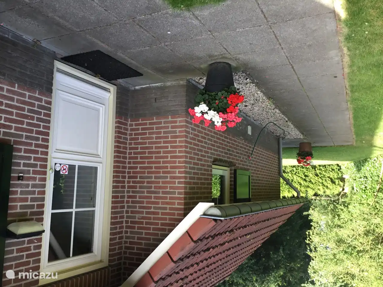 Seitenhaus vor der Haustür.