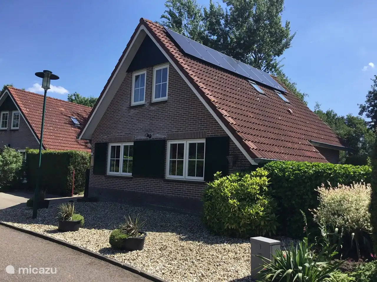 Vorderseite. Haus jetzt auch mit Sonnenkollektoren ausgestattet.