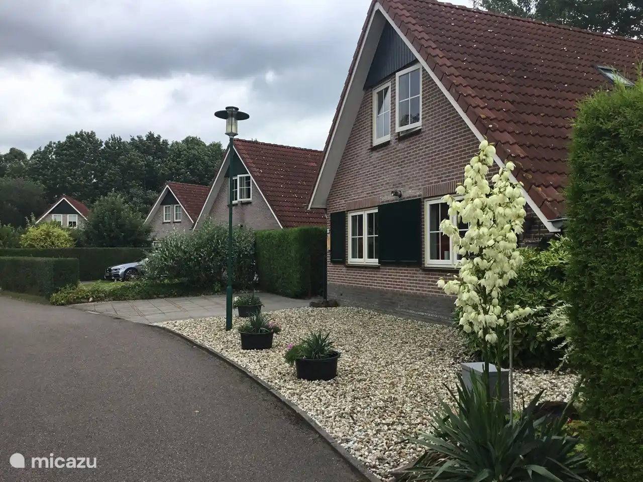 Vor dem Ferienhaus. Der sonnige Garten ist auf der Rückseite.